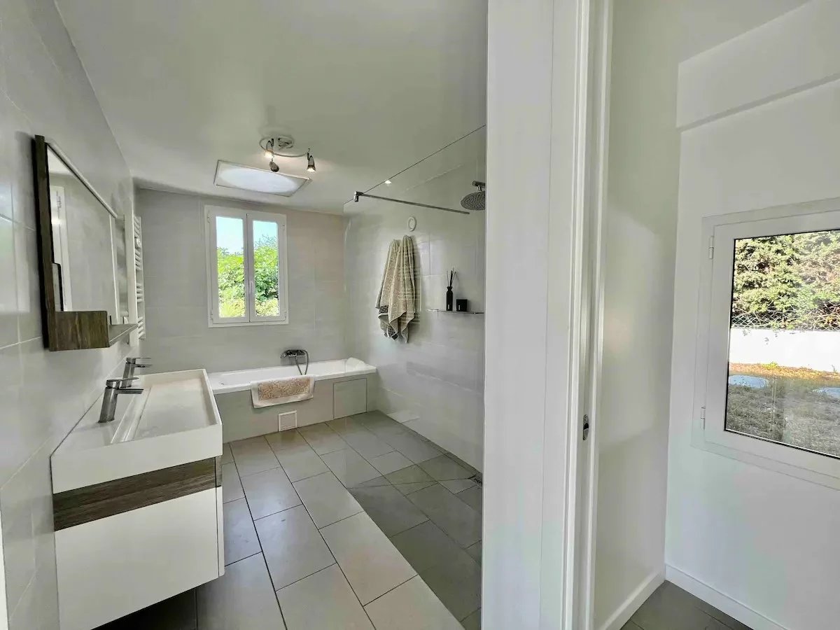 Villa contemporaine 258 m² – Vue mer, piscine, prestations haut de gamme