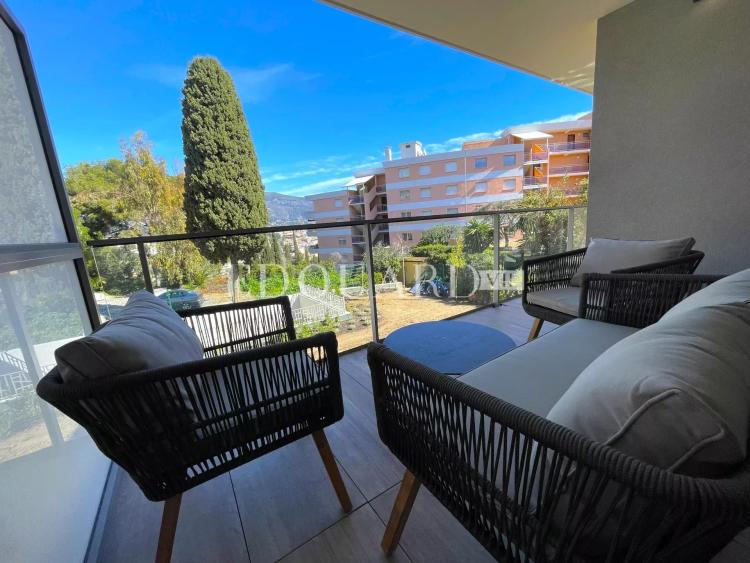 Dans un immeuble neuf, à vendre vaste trois pièces avec belle vue dégagée, terrasse et jardin