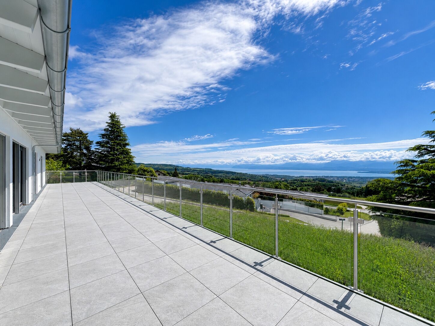 Villa de luxe avec vue imprenable sur le lac Léman et les Alpes