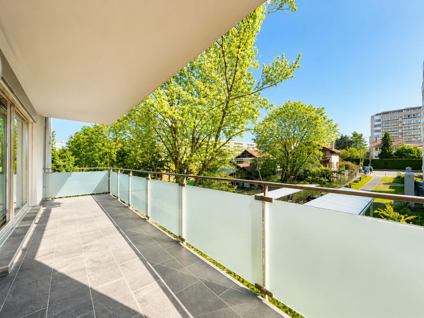 Bel appartement contemporain avec balcon