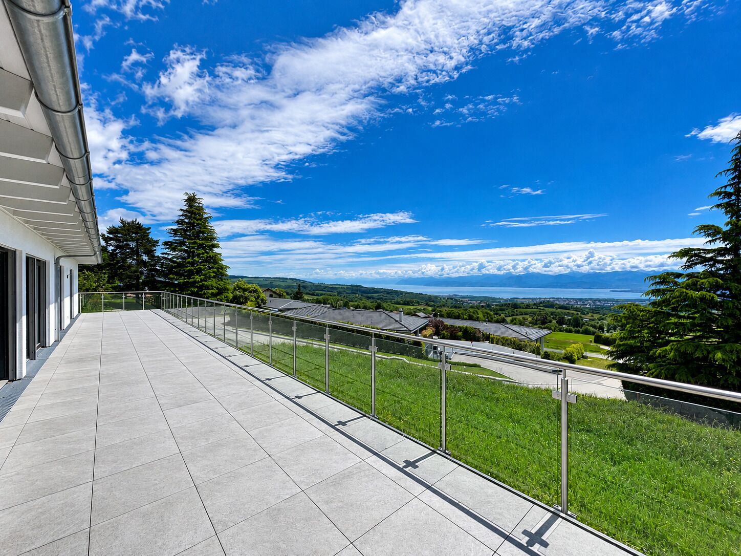 Exceptional villa with panoramic views over Lake Geneva and the Alps