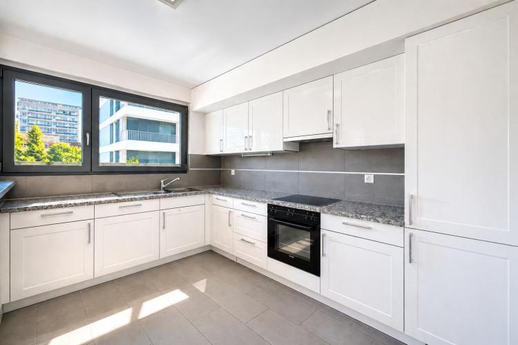 Bel appartement contemporain avec balcon