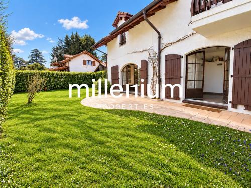 Maison contemporaine semi meublée avec jardin et studio indépendant