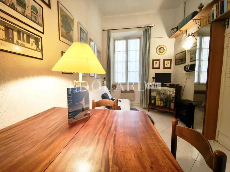 Trois pièces en bon état au premier étage d’un immeuble ancien à quelques pas des fameuses Sablettes