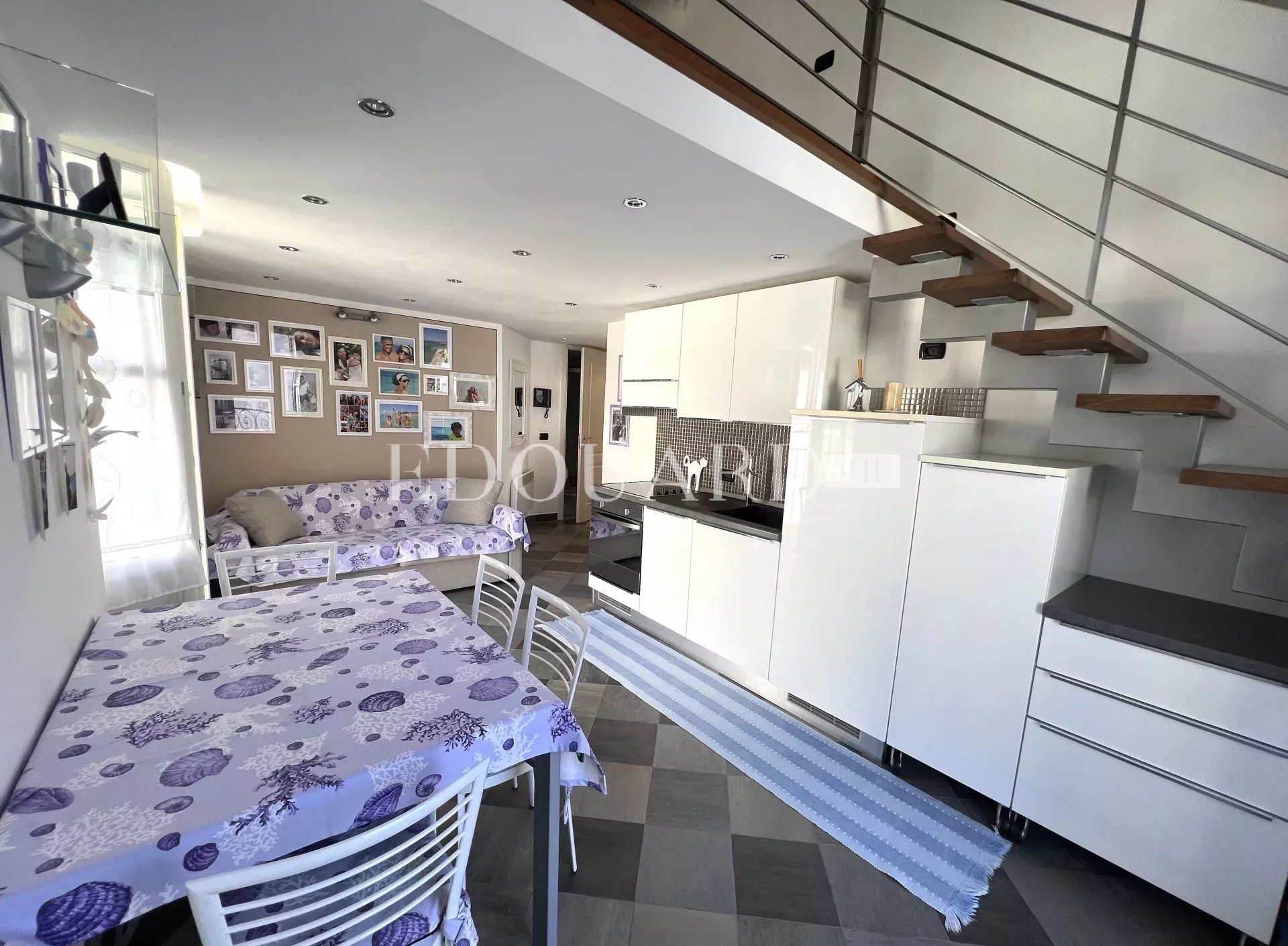 En exclusivité petit trois pièces en très bon état avec deux chambres en mezzanine, proche commerces et écoles