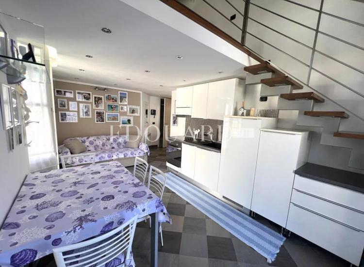 En exclusivité petit trois pièces en très bon état avec deux chambres en mezzanine, proche commerces et écoles