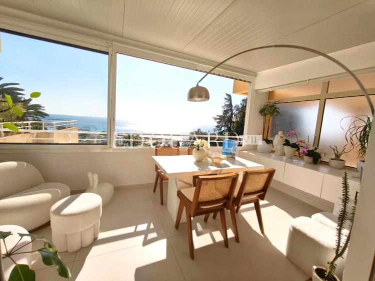 Deux pièces à vendre au dernier étage d'un prestigieux immeuble au cœur du renommé quartier de Garavan
