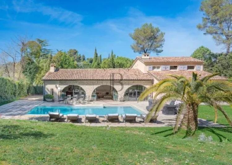 MOUGINS - VILLA DE CHARME - PROCHE DE L'ETANG