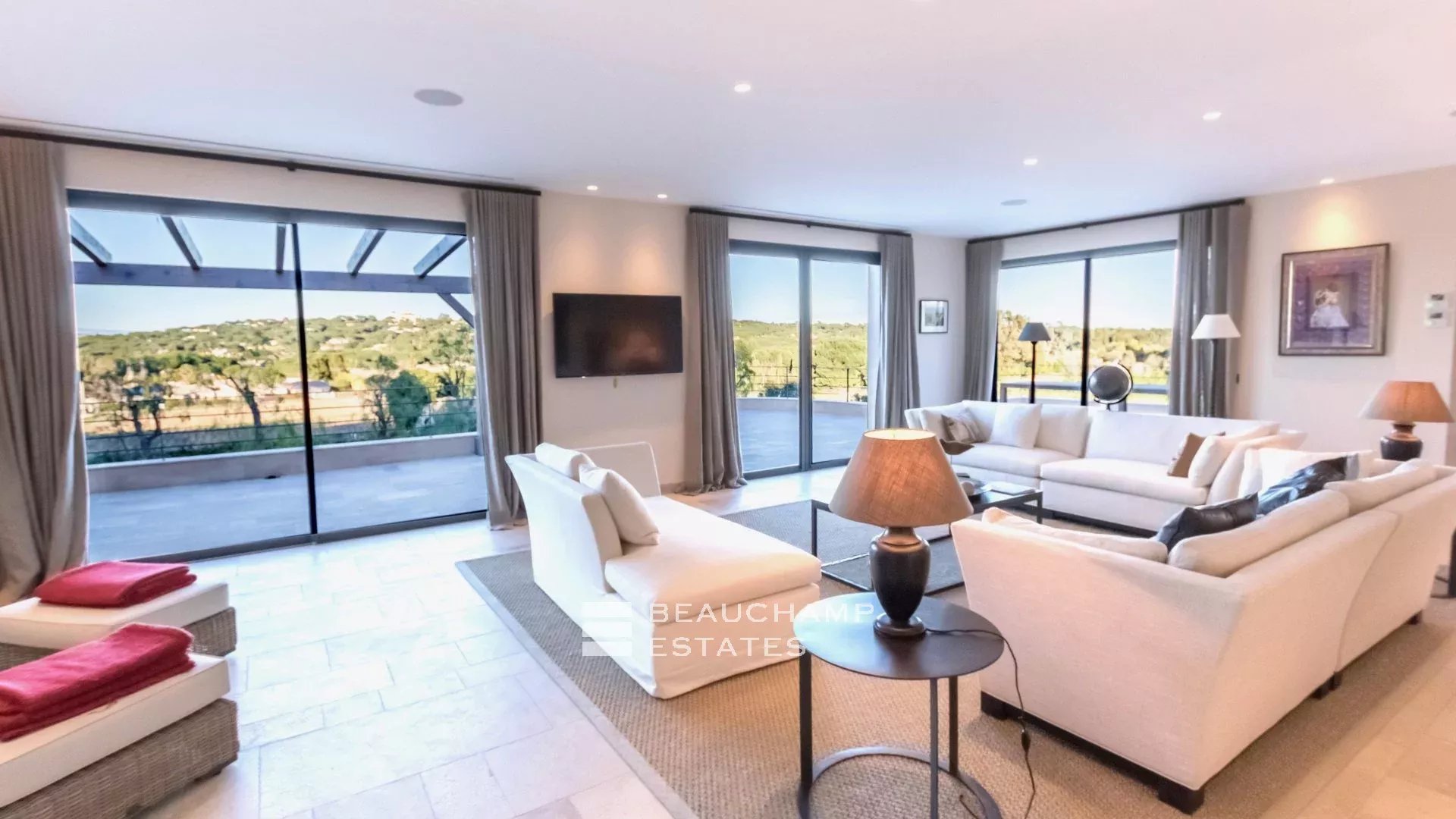 Propriété de luxe avec vue sur mer et à quelques minutes du centre ville de Saint-Tropez et des plages de Pampelonne