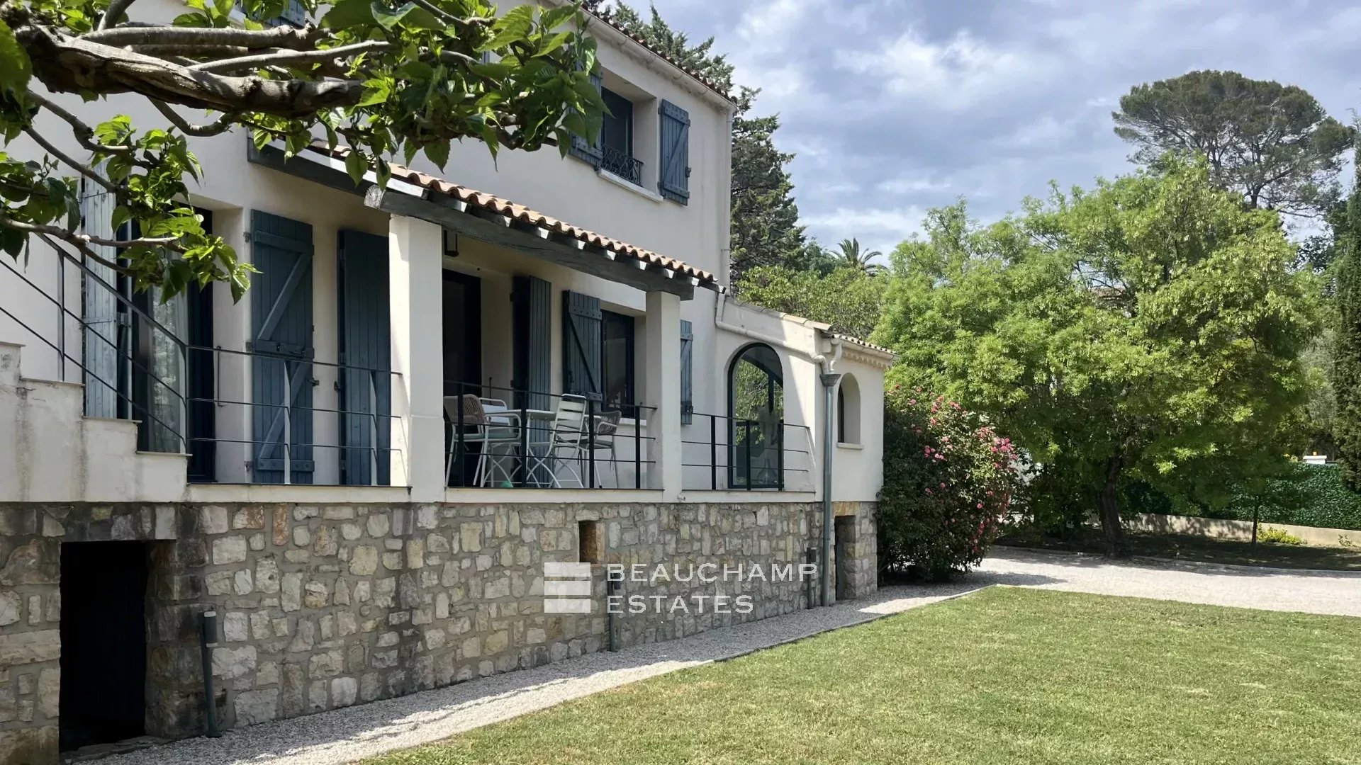 Villa familiale avec dépendance dans un domaine fermé – Tranquillité et espace