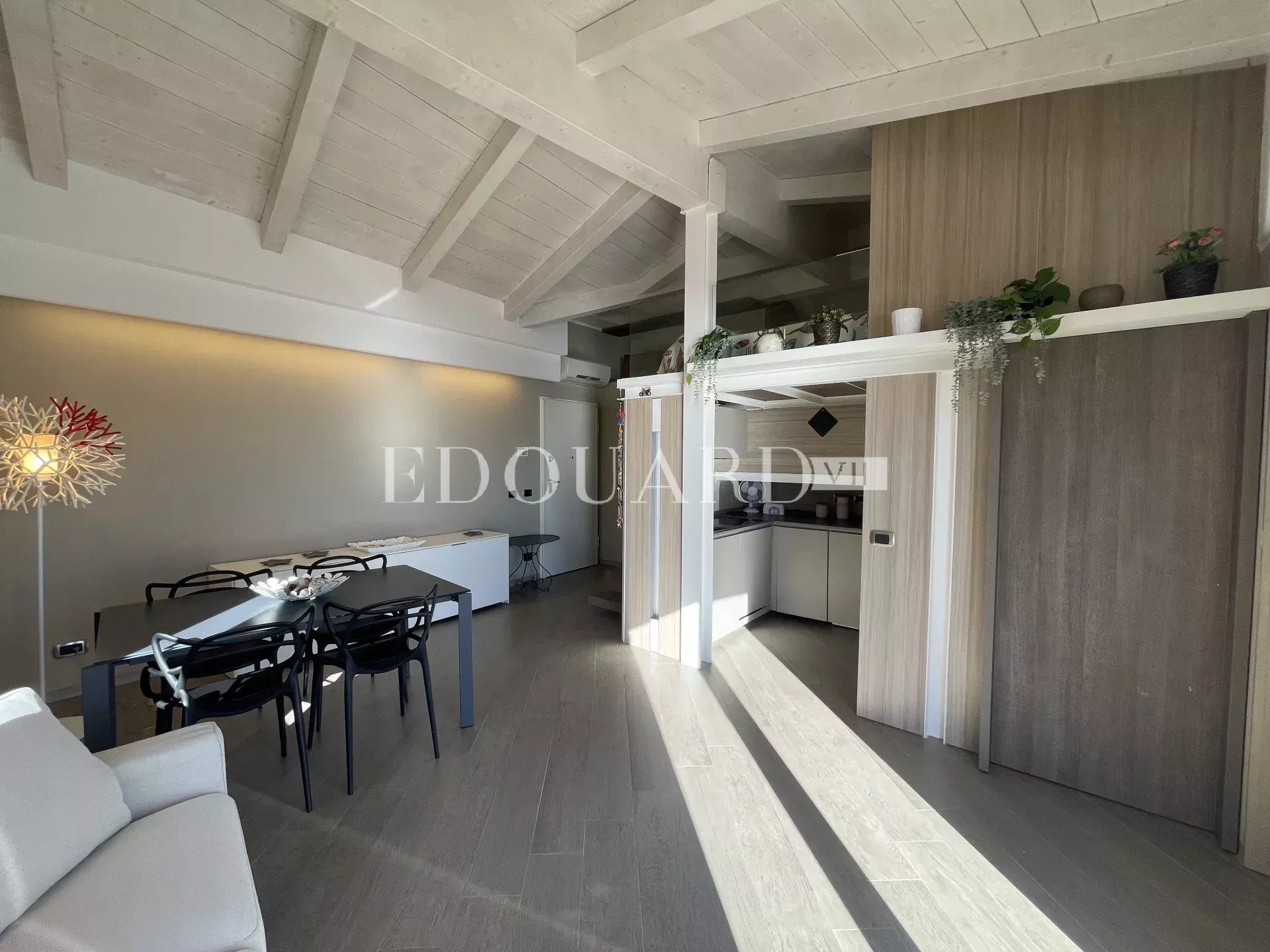 En exclusivité jolie villa rénovée avec deux terrasses, jardin, magnifique vue mer et deux parkings