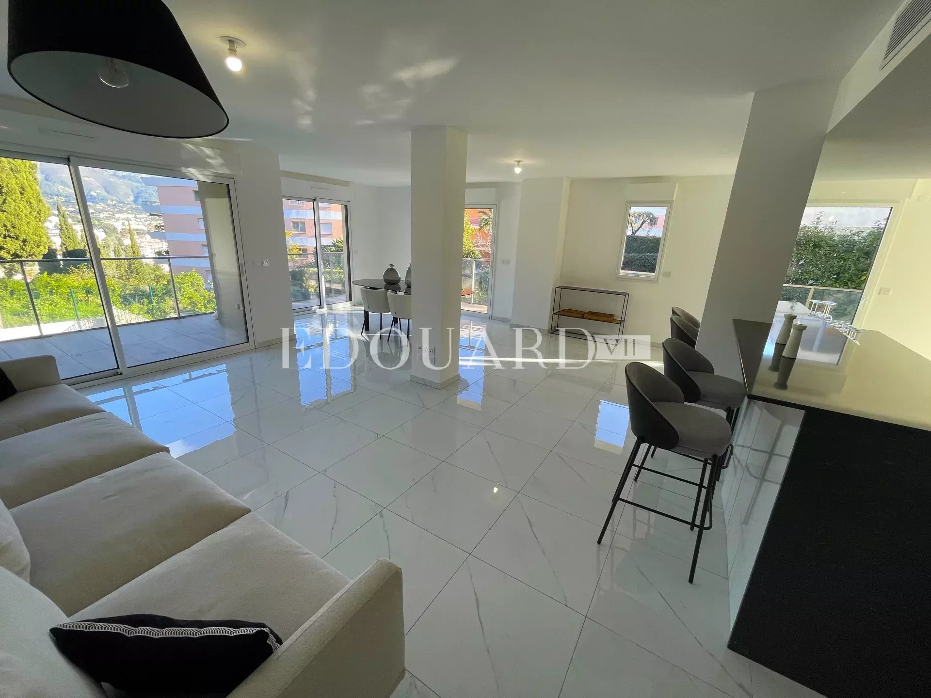 Dans un immeuble neuf, à vendre vaste trois pièces avec belle vue dégagée, terrasse et jardin