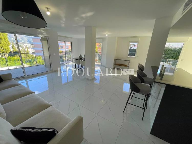 Dans un immeuble neuf, à vendre vaste trois pièces avec belle vue dégagée, terrasse et jardin