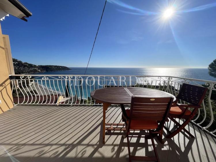 En exclusivité trois pièces avec spacieuse terrasse, magnifique vue mer panoramique et parking