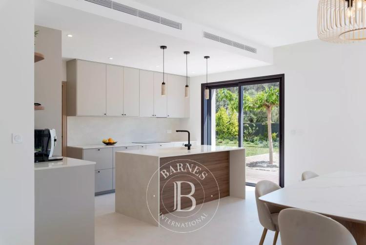 Roquefort-les-Pins - Quartier résidentiel très prisé au calme - Villa contemporaine neuve aux finitions haut de gamme