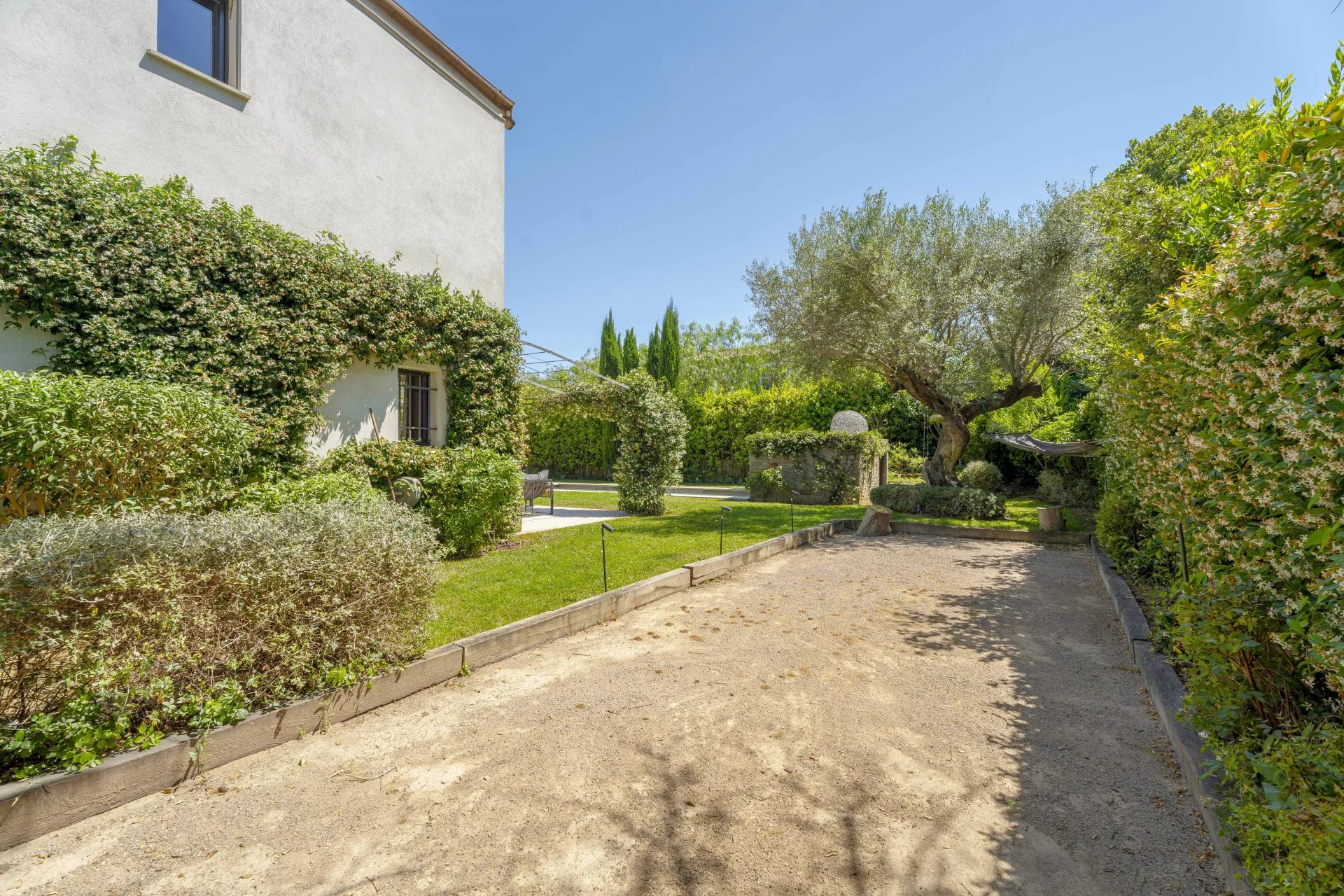 Villa récente à pied de la plage et proche du village de Saint-Tropez à vendre