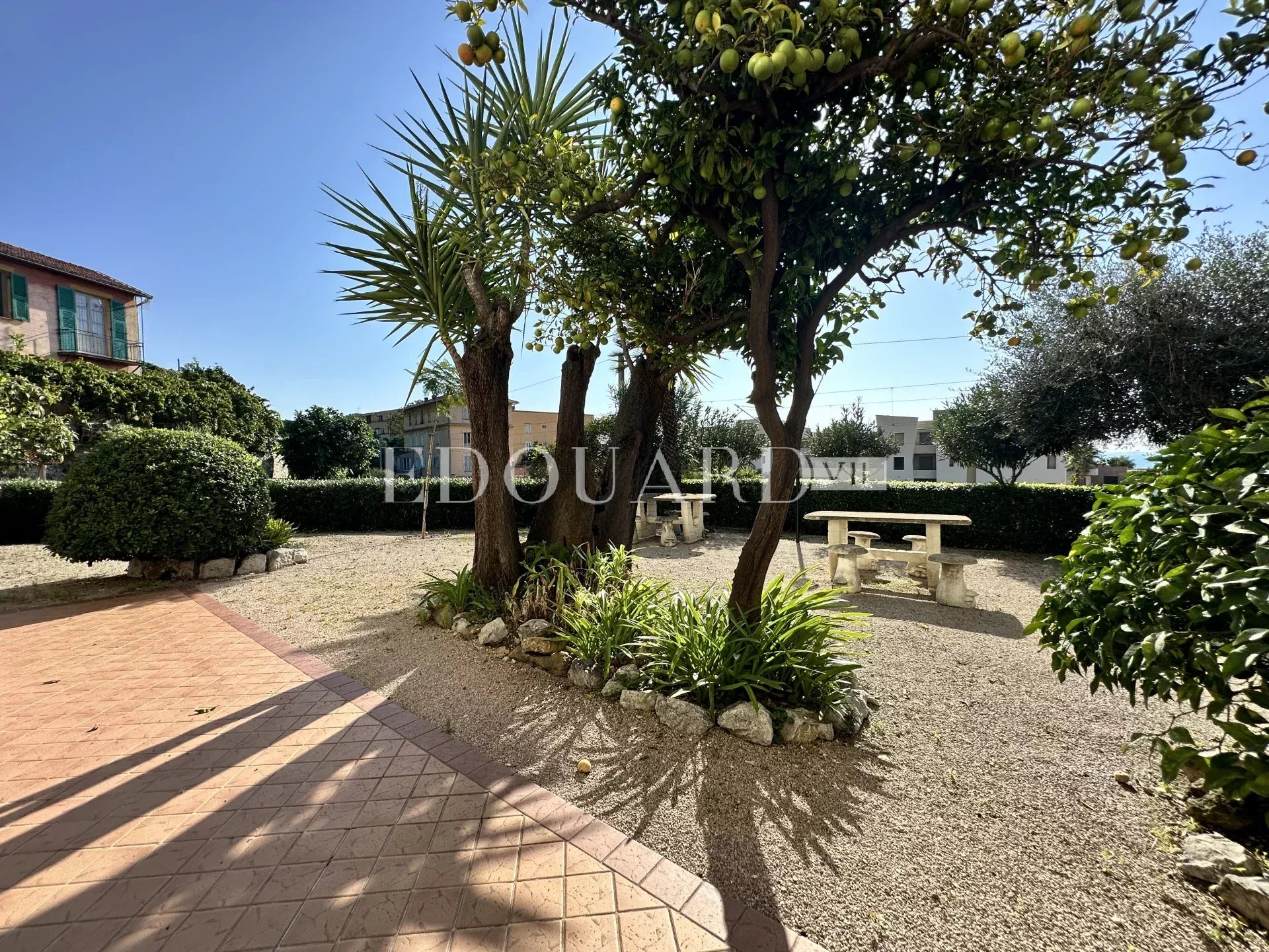 En exclusivité deux pièces avec terrasse et vue panoramique, au cœur du splendide quartier de Garavan