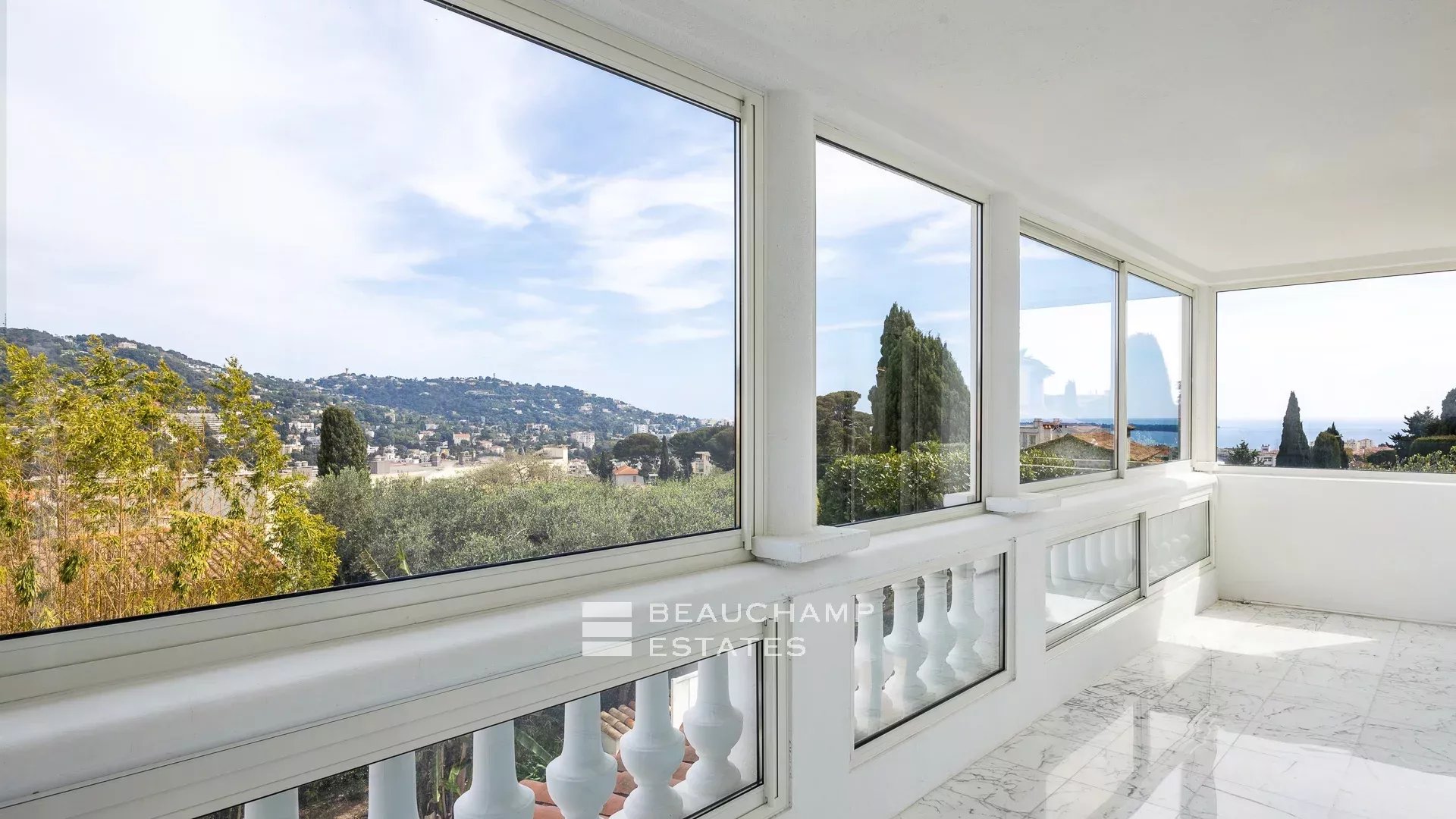 Villa contemporaine avec jardin et piscine au centre-ville