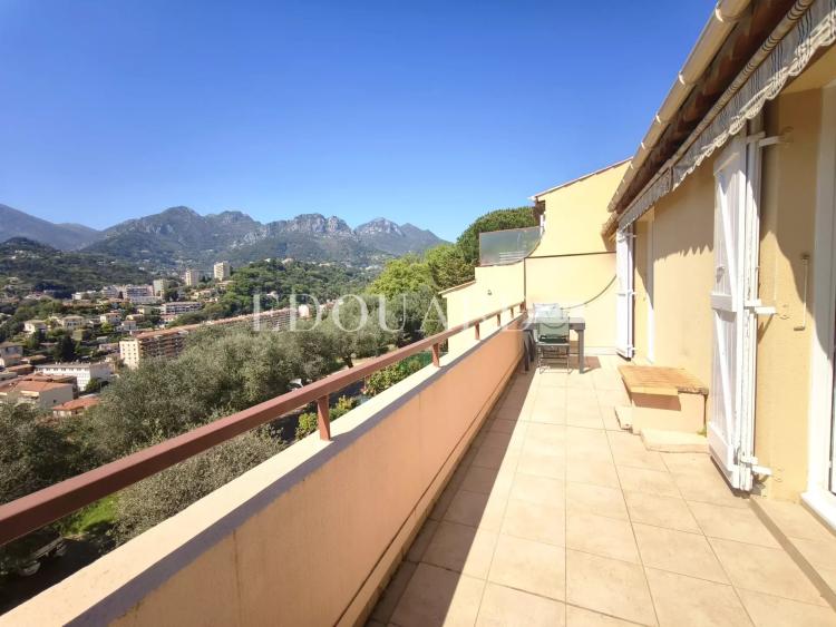 Dans le quartier du Riviera, à vendre grand studio en dernier étage avec terrasse, cave et garage