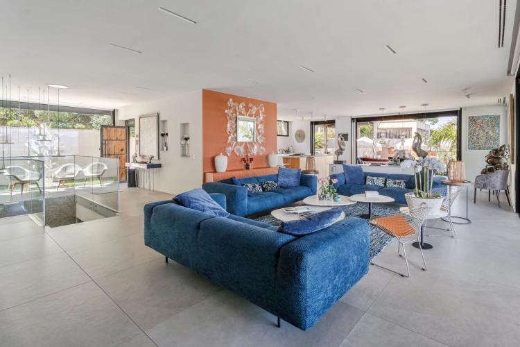 Villa contemporaine avec vue mer panoramique proche de Saint-Tropez