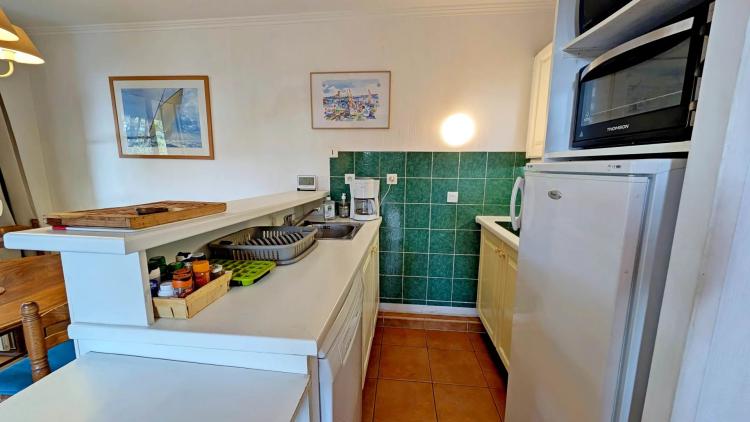 ACHAT SAINT RAPHAEL LE DRAMONT: confortable appartement trois pièces en rez-de-jardin cloturé. Commerces, plage et commodités à pieds
