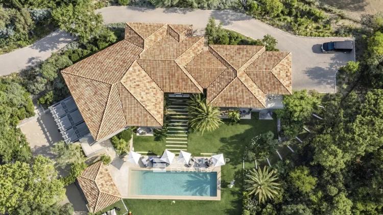 Villa contemporaine ultra luxueuse dans le prestigieux domaine des Parcs de Saint-Tropez.