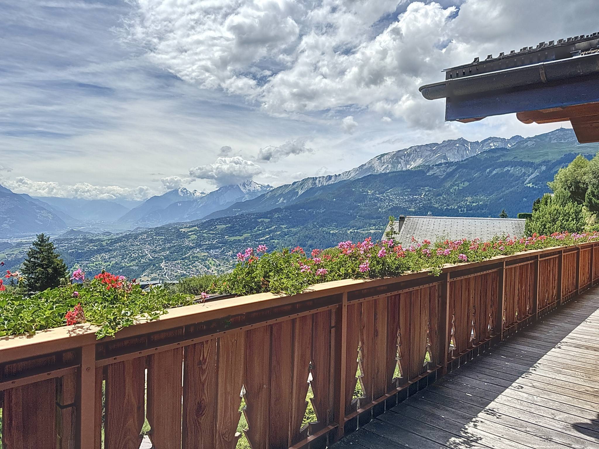 EXCLUSIVITÉ - Magnifique chalet avec vue panoramique SUR LA
PLAINE DU RHÔNE ET LES ALPES