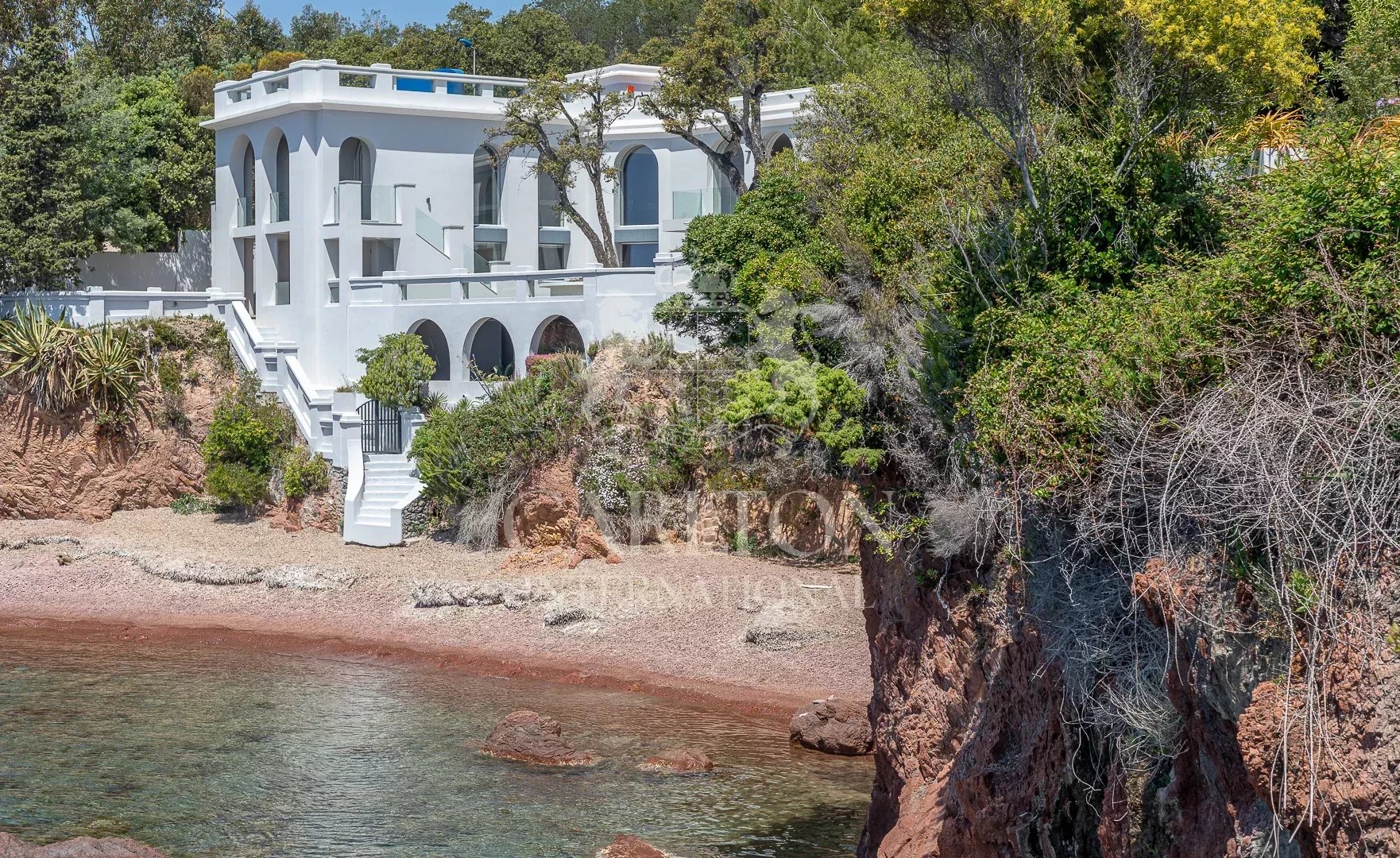 Propriété d'exception offrant deux accès privés à la mer méditerannée