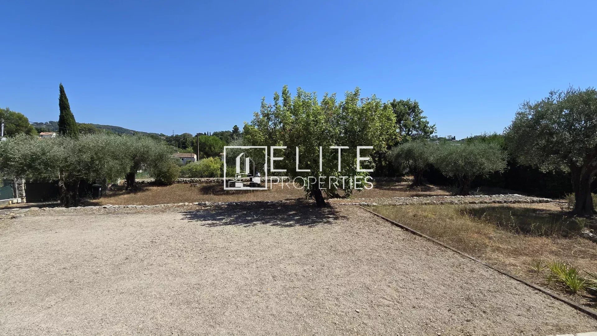 APPARTEMENT 3 PIÈCES EN BAS DE VILLA 104 m² + TERRAIN DE 1000 m² MOUANS-SARTOUX