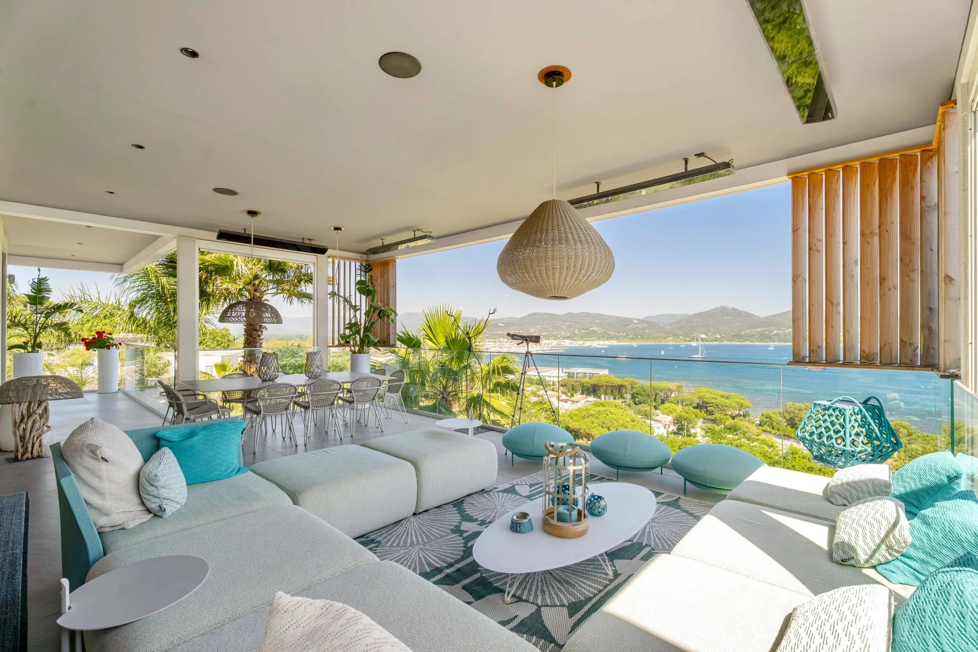 Villa contemporaine avec vue mer panoramique proche de Saint-Tropez