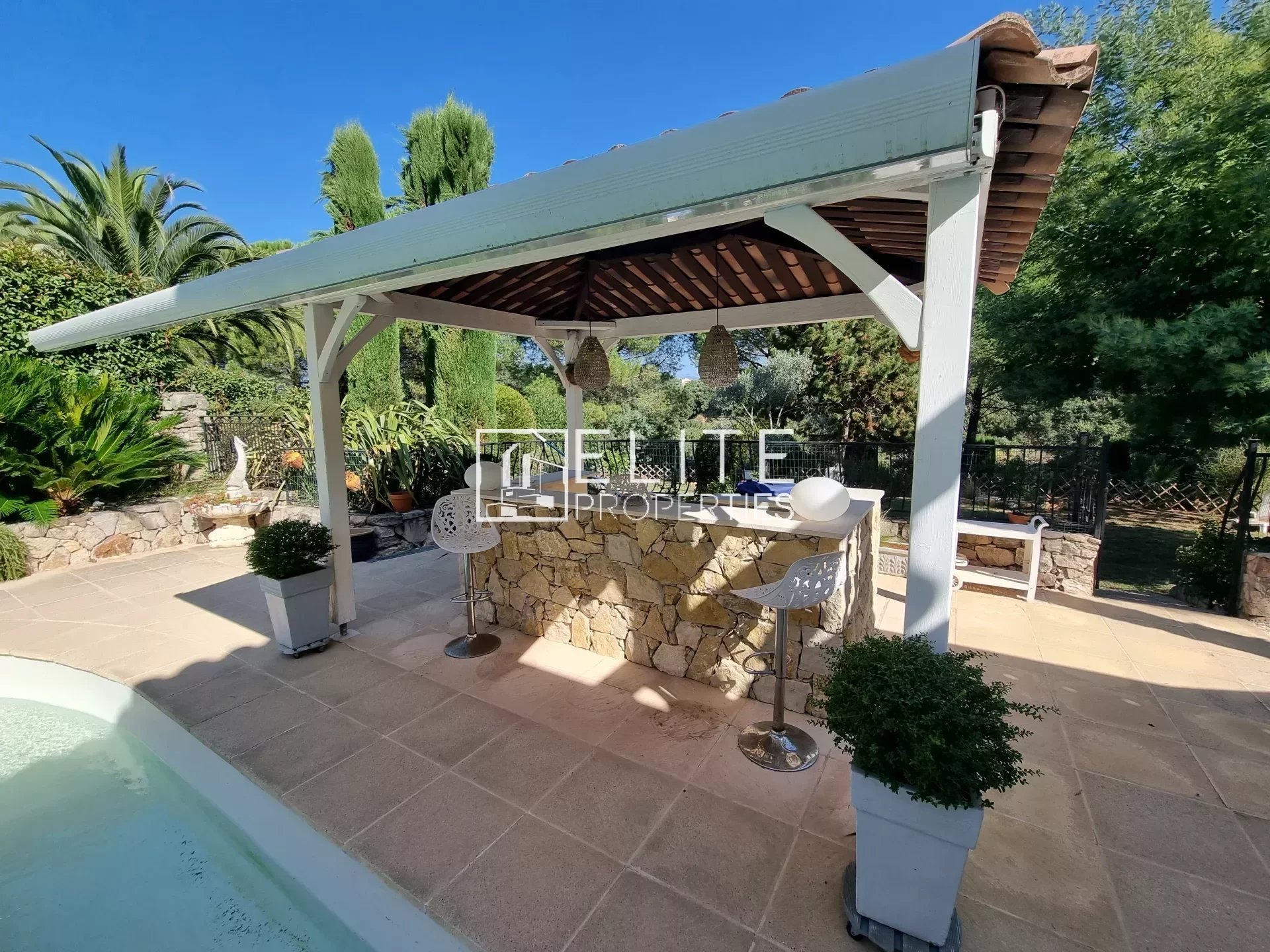 VILLA DE 203m² SUR 3212m² DE TERRAIN LES ADRETS