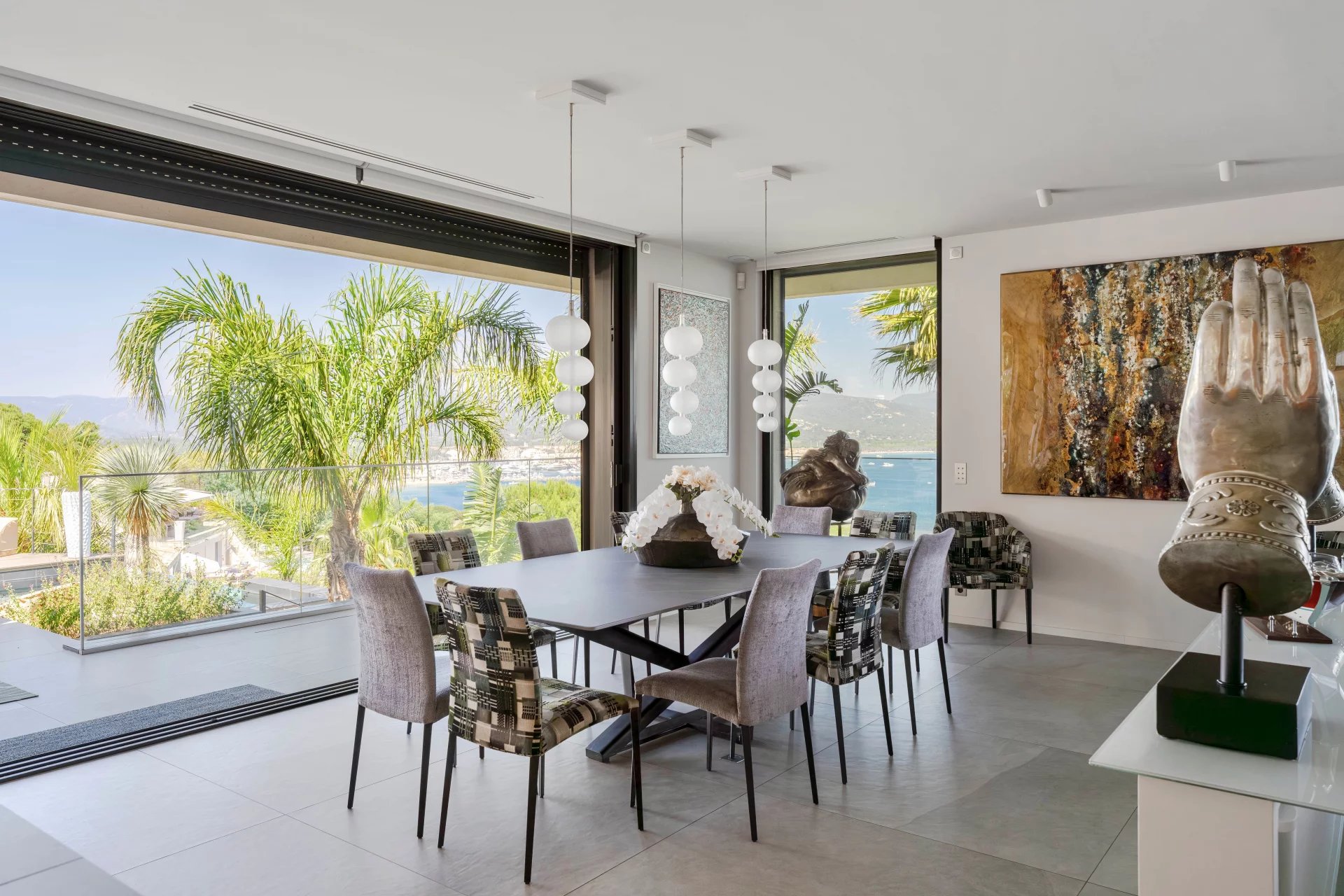 Villa contemporaine avec vue mer panoramique proche de Saint-Tropez
