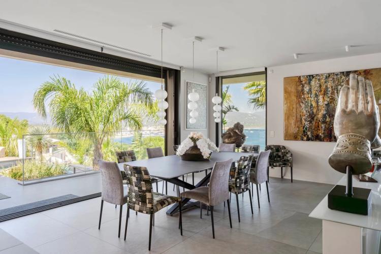 Villa contemporaine avec vue mer panoramique proche de Saint-Tropez