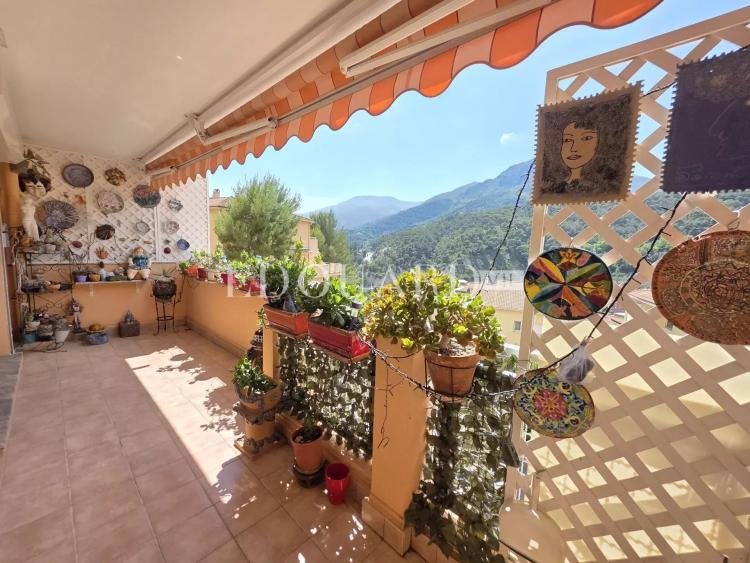 Sur la commune de Menton, en exclusivité trois pièces à vendre avec grande terrasse et garage