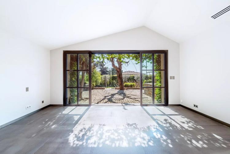 MOUGINS – BASTIDE RÉNOVÉE – PROCHE GOLF ET ÉCOLES INTERNATIONALES