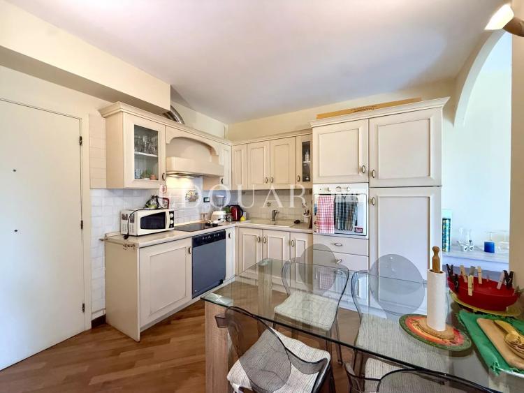 Dans prestigieux immeuble sur le Plateau du Cap, à vendre élégant deux pièces avec terrasse et cave