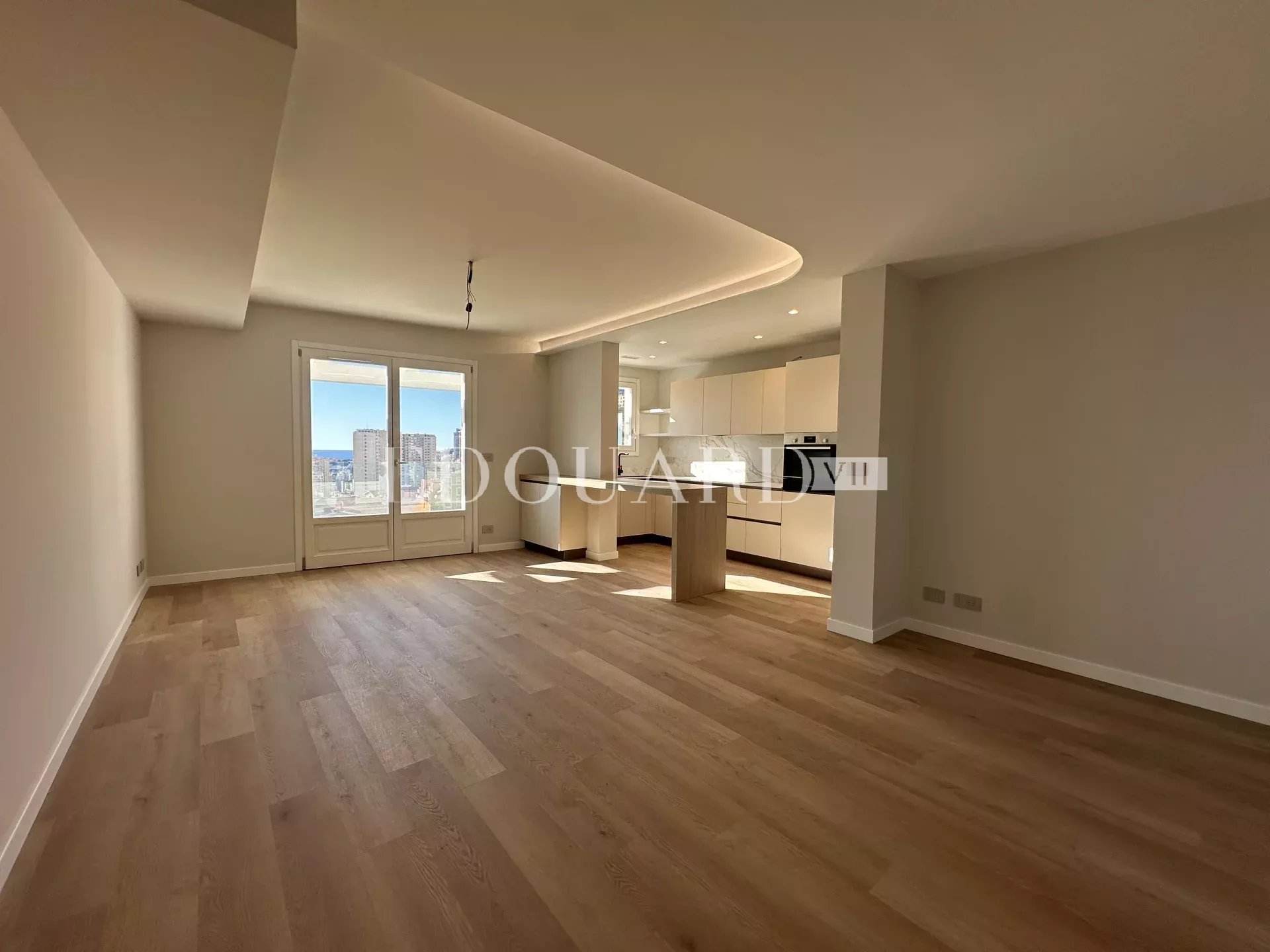 Superbe quatre pièces soigneusement rénové avec vastes terrasses, jardin, vue mer panoramique et parking