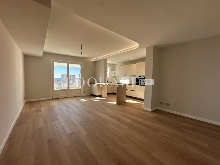 Superbe quatre pièces soigneusement rénové avec vastes terrasses, jardin, vue mer panoramique et parking