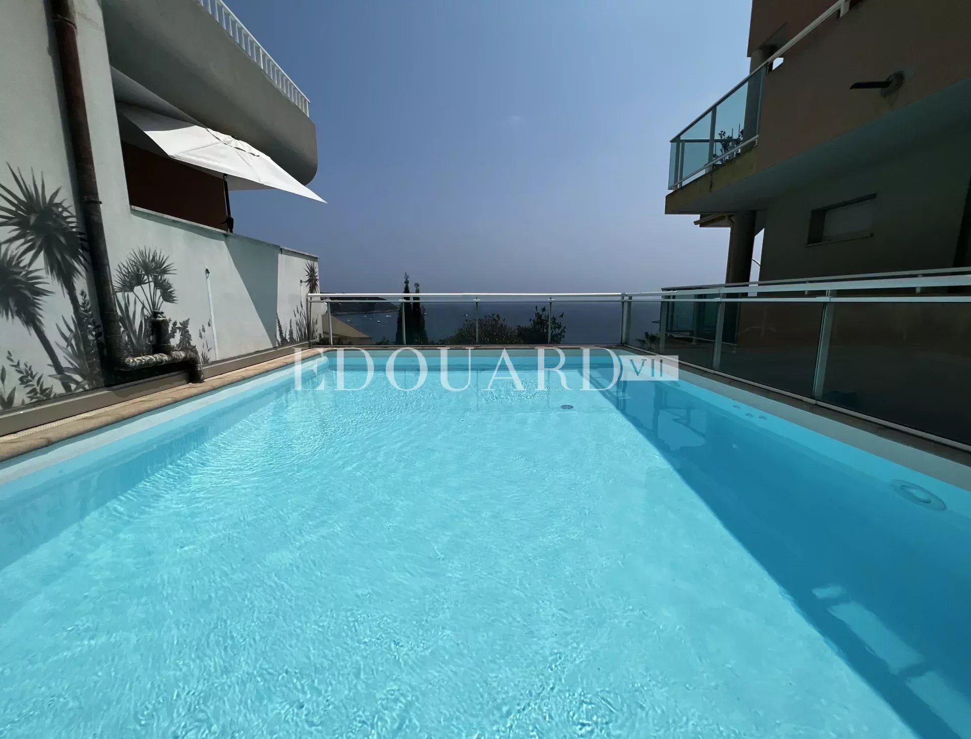 Petit studio en très bon état avec terrasse couverte, agréable jardin et magnifique vue mer panoramique