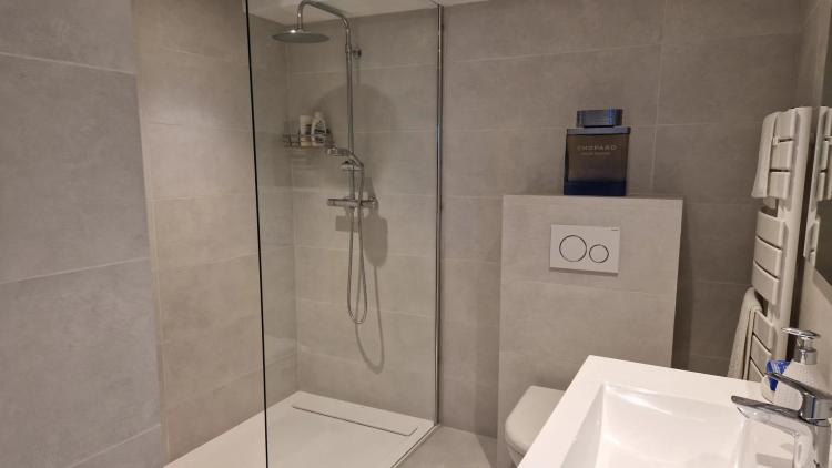 LE CANNET COLLINES - GRAND APPARTEMENT T4 TRAVERSANT - PLEINE VUE MER