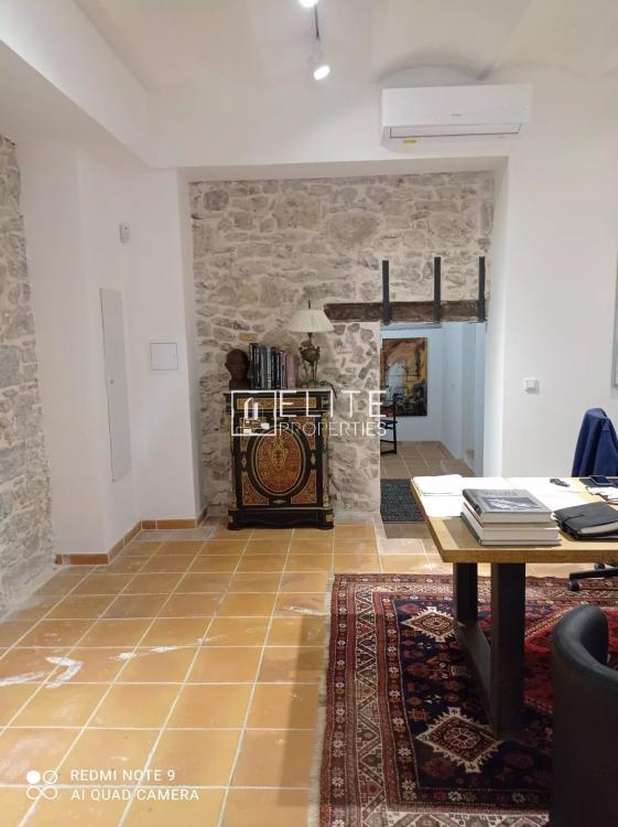 LOCAL COMMERCIAL 103 m² – TERRASSE PRIVATIVE – MOUGINS