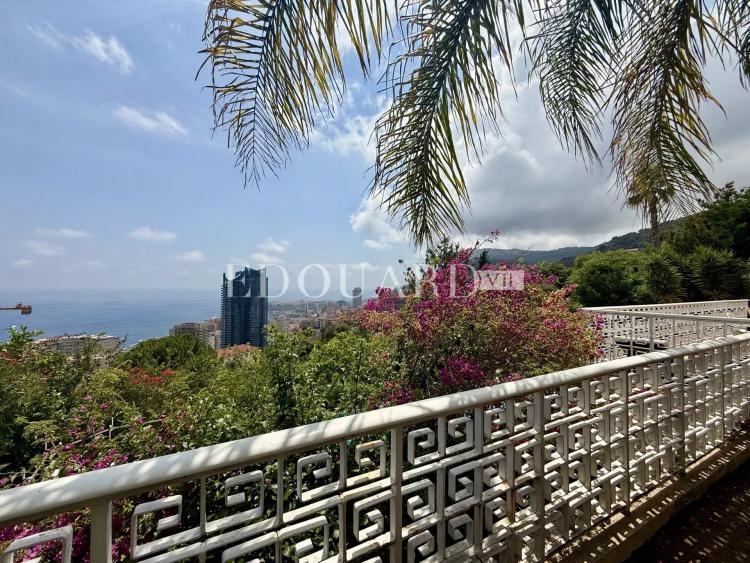 Dans un domaine privé et sécurisé, à vendre villa de prestige avec vue panoramique sur la Principauté de Monaco