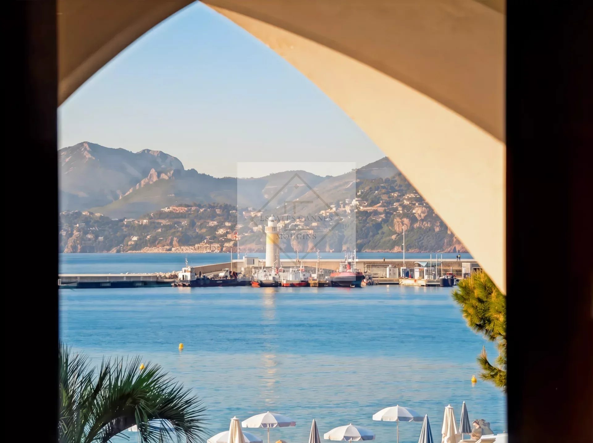Cannes – Croisette : Appartement d’exception dans résidence historique avec vue mer panoramique