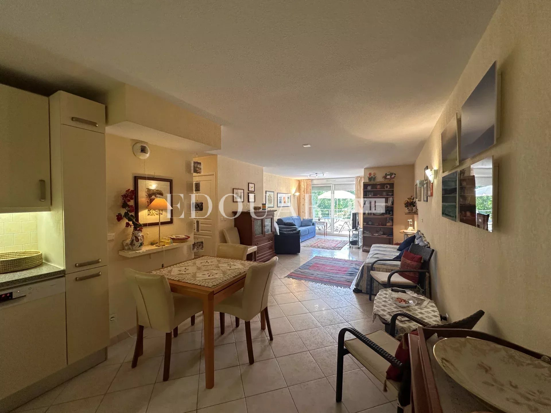Grand deux pièces en excellent état avec belle terrasse et possibilité garage, exclusivité