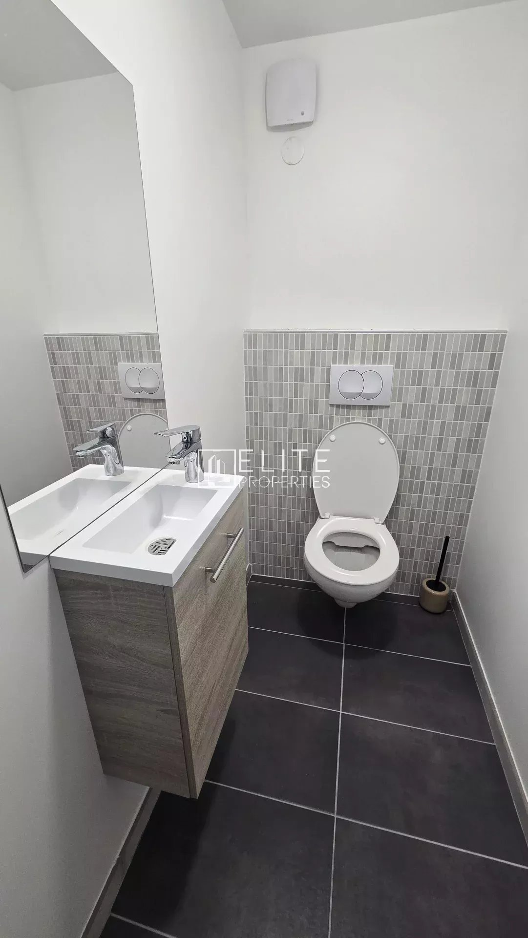 LOCAL COMMERCIAL DE 83m² + PARKINGS MOUGINS