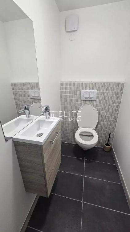 LOCAL COMMERCIAL DE 83m² + PARKINGS MOUGINS