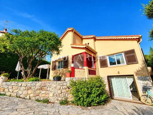Villa indépendante à vendre, en excellent état avec piscine, jardin plat et vaste parking extérieur