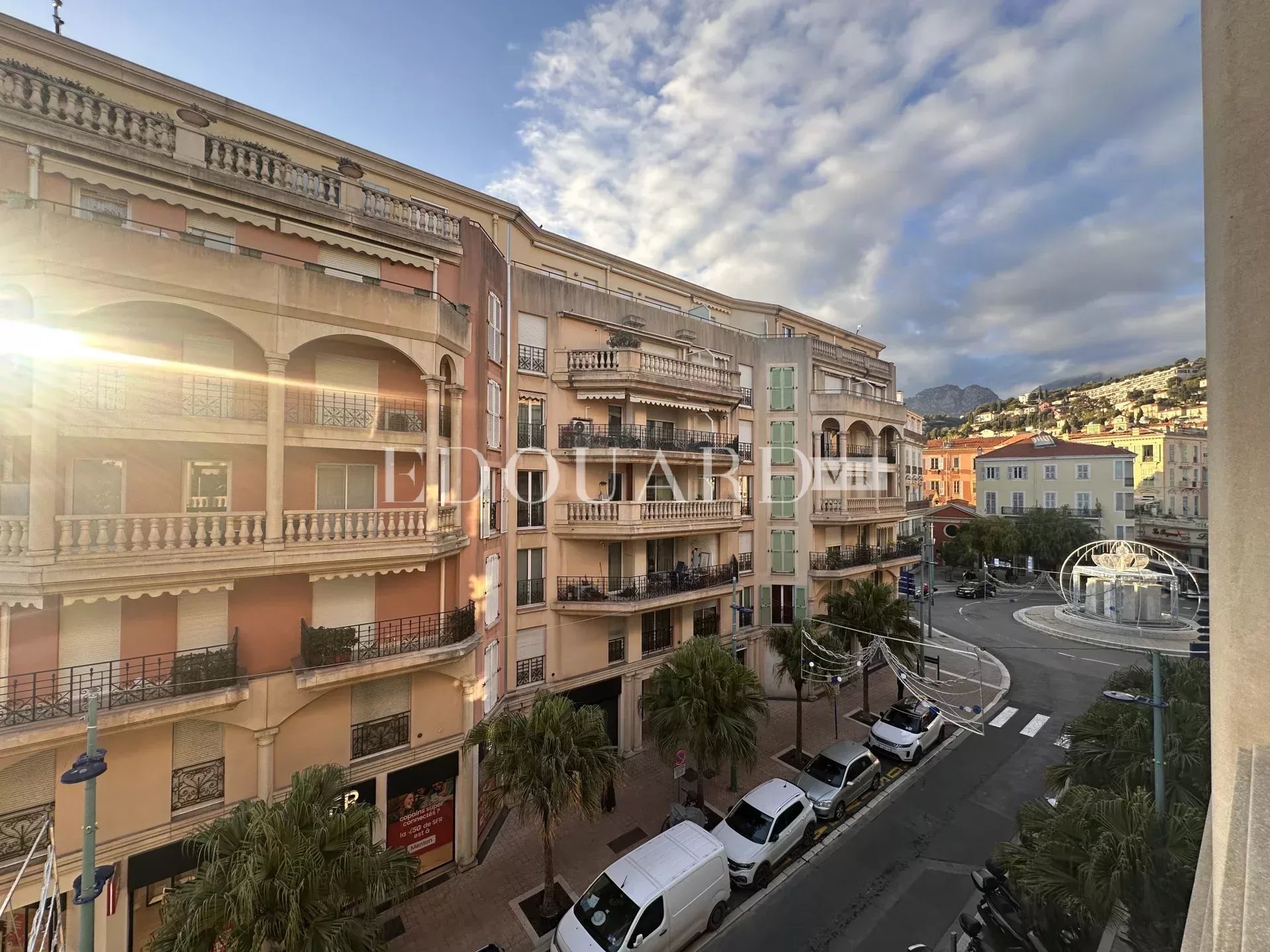 Dans résidence de luxe, deux pièces avec terrasse, balcon, belle vue mer,  cave et parking en sous-sol