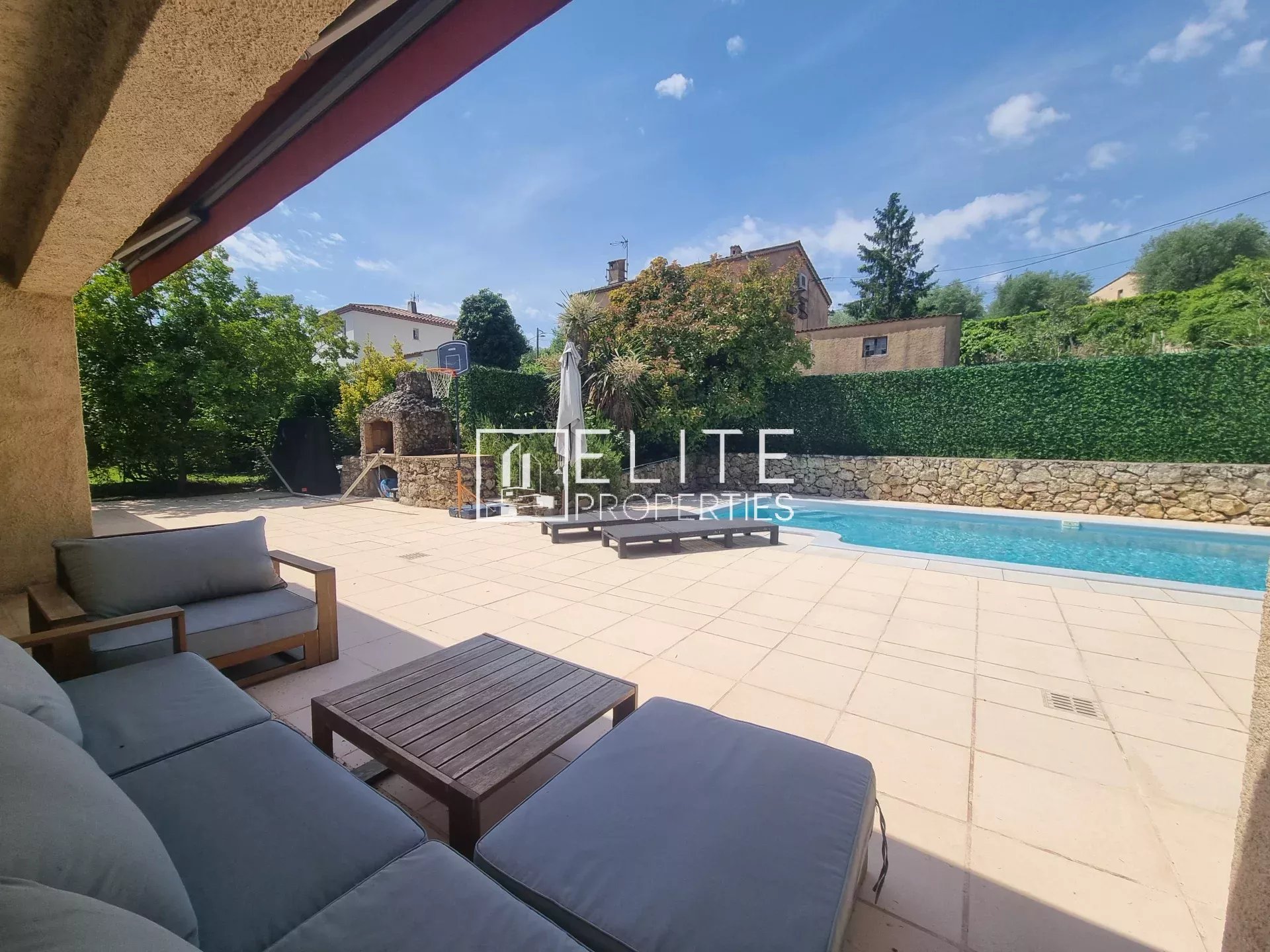 À VENDRE – Maison 5 pièces de plain-pied avec piscine – secteur calme et recherché