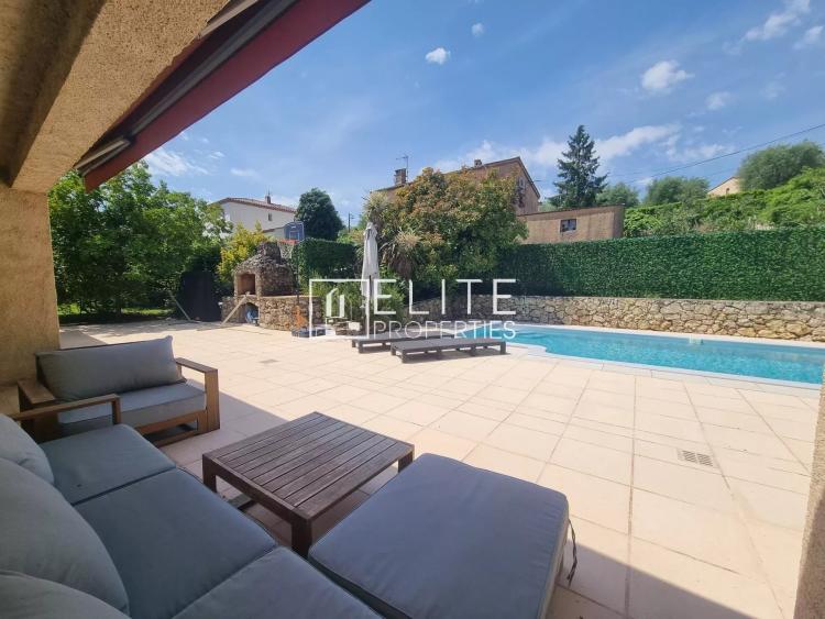 À VENDRE – Maison 5 pièces de plain-pied avec piscine – secteur calme et recherché
